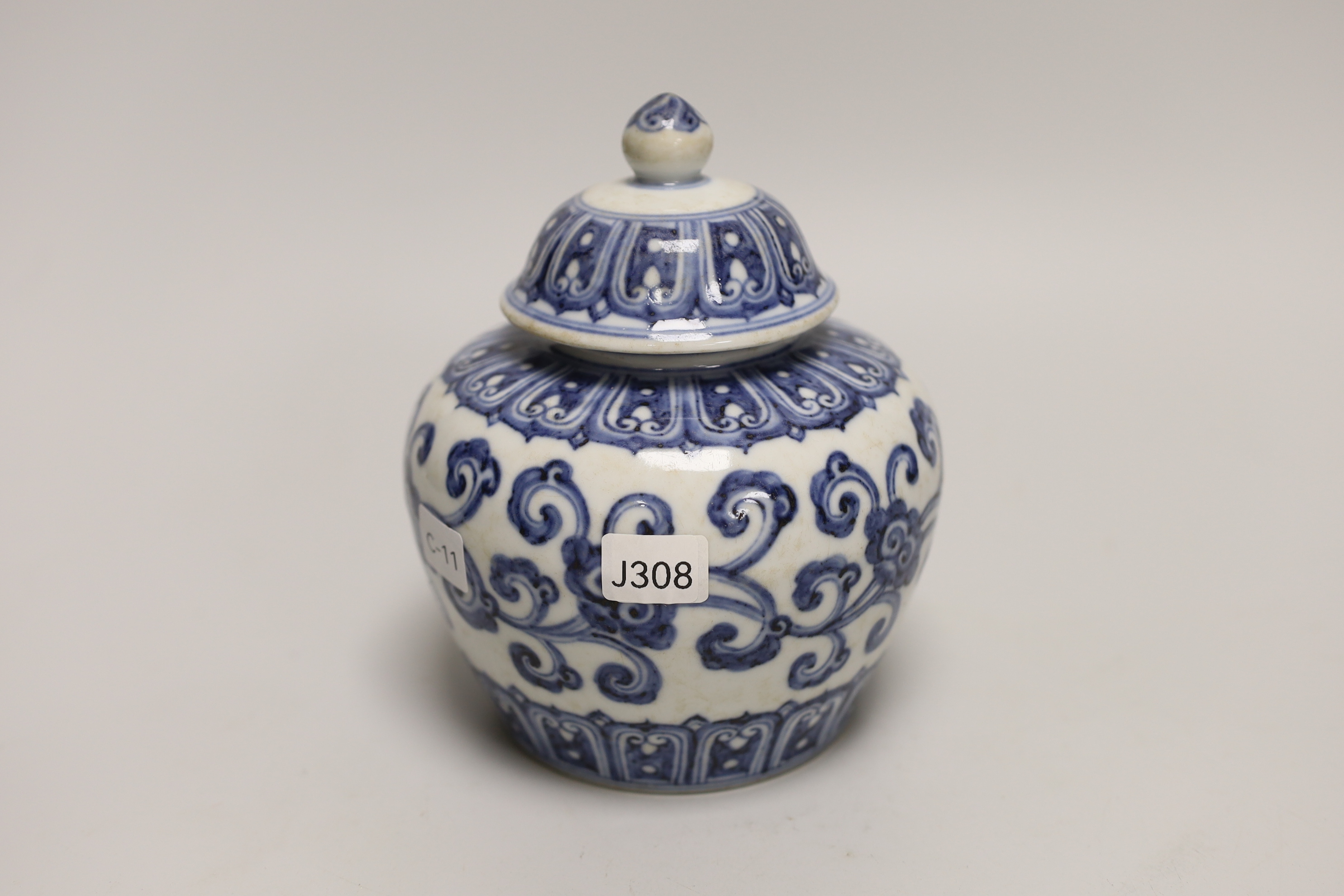 A Chinese blue and white jar and cover, 15cm